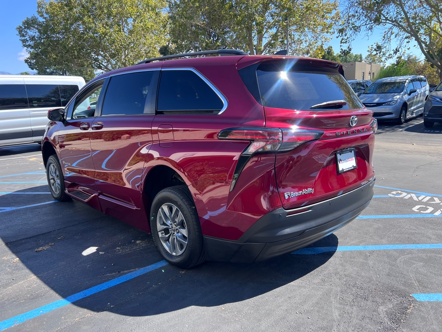 Used 2021 Toyota Sienna Hybrid XLE Plus - BraunAbility Side Entry Fold Out Automatic Ramp