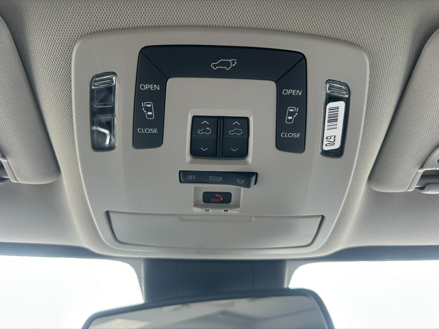 Grey Toyota Sienna image number 17