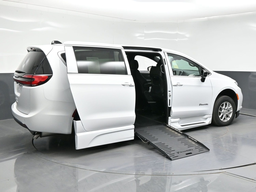 White Chrysler Pacifica image number 6