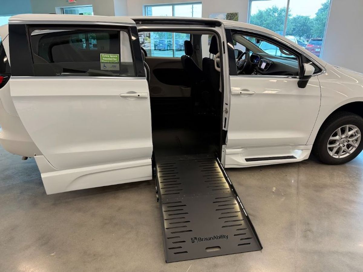 2023 CHRYSLER VOYAGER - Image 18