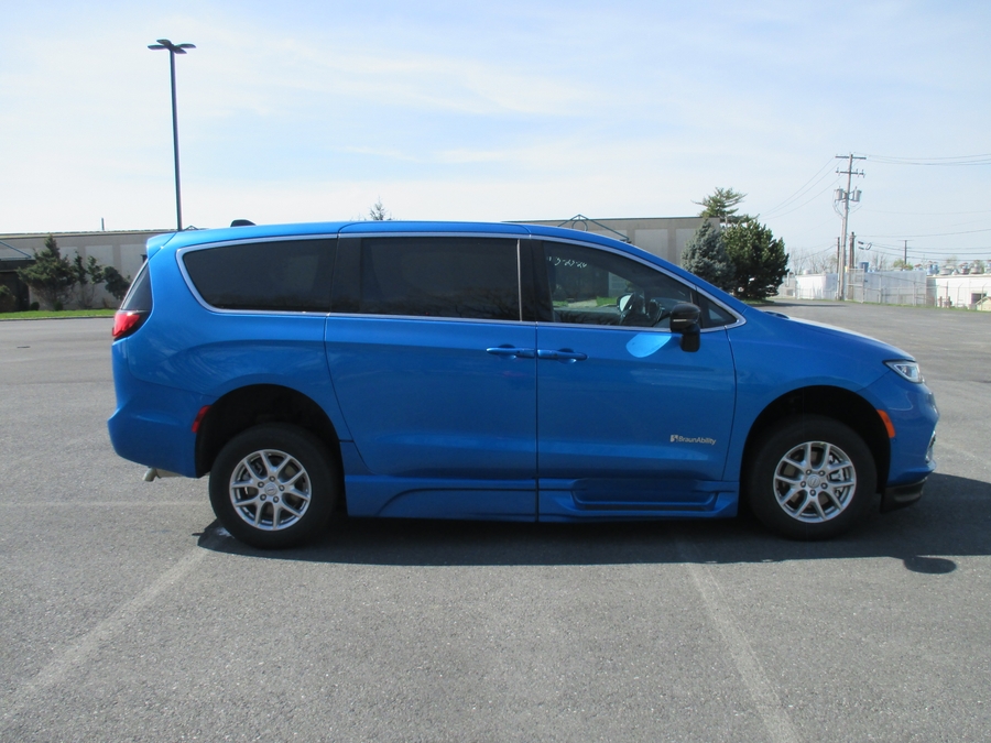 Blue Chrysler Pacifica image number 6