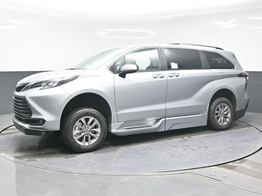 New 2025 Toyota Sienna Hybrid XLE Plus - BraunAbility Side Entry Entry Fold Out Automatic Ramp