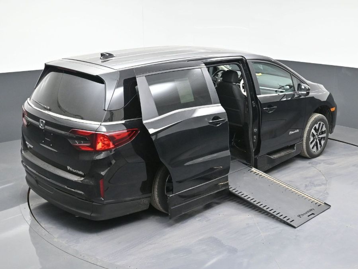 Black Honda Odyssey image number 25