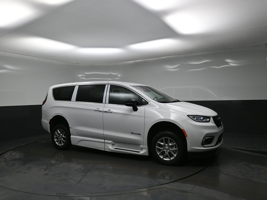 White Chrysler Pacifica image number 14