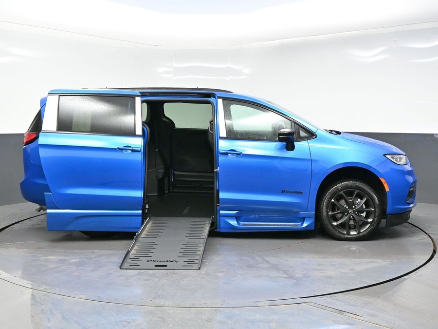 New 2026 Chrysler Pacifica Select Sport - BraunAbility Side Entry Entry Fold Out Automatic Ramp