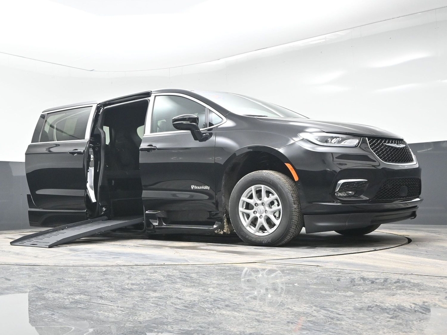 Black Chrysler Pacifica image number 25