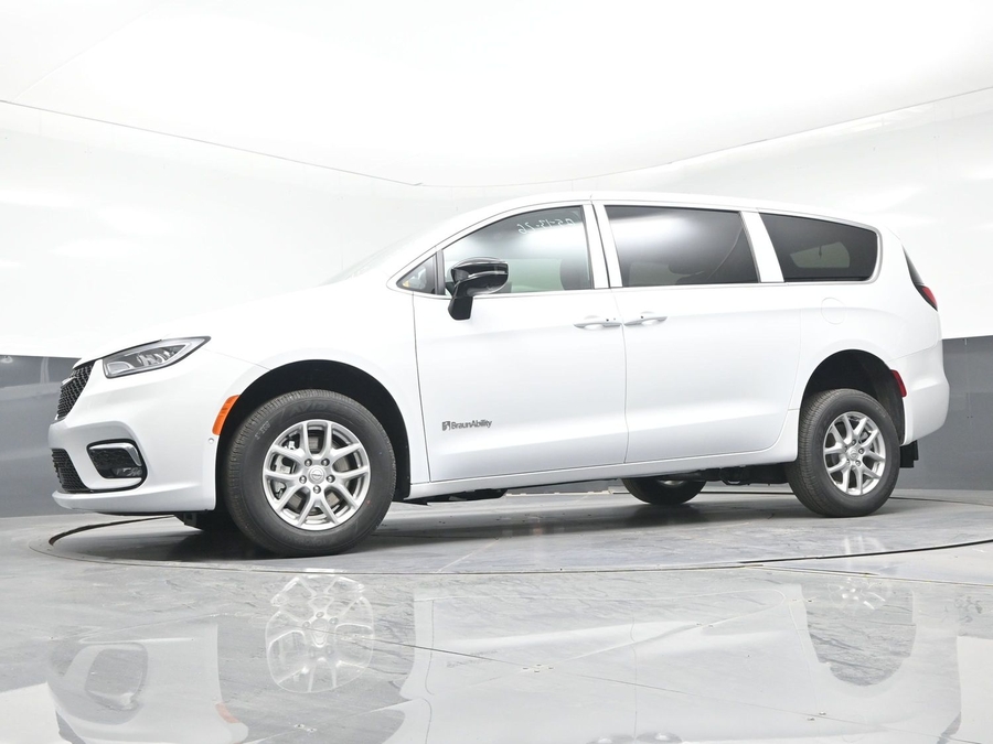 White Chrysler Pacifica image number 18