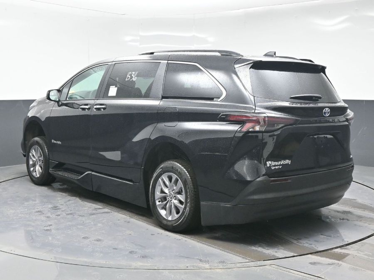 Black Toyota Sienna image number 1