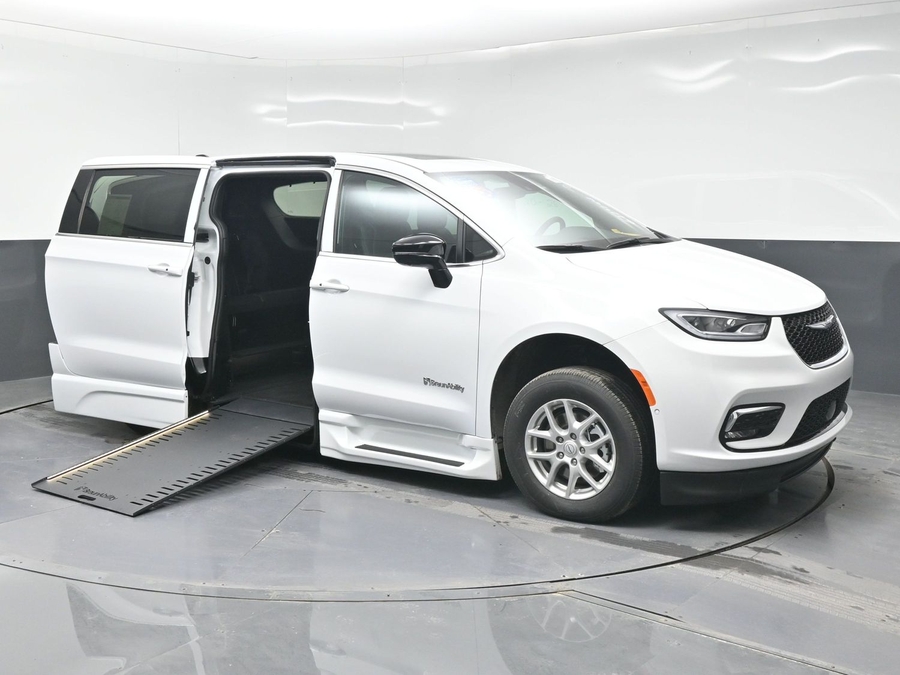 New 2025 Chrysler Pacifica Select Plus - BraunAbility Side Entry Entry In Floor Automatic Ramp
