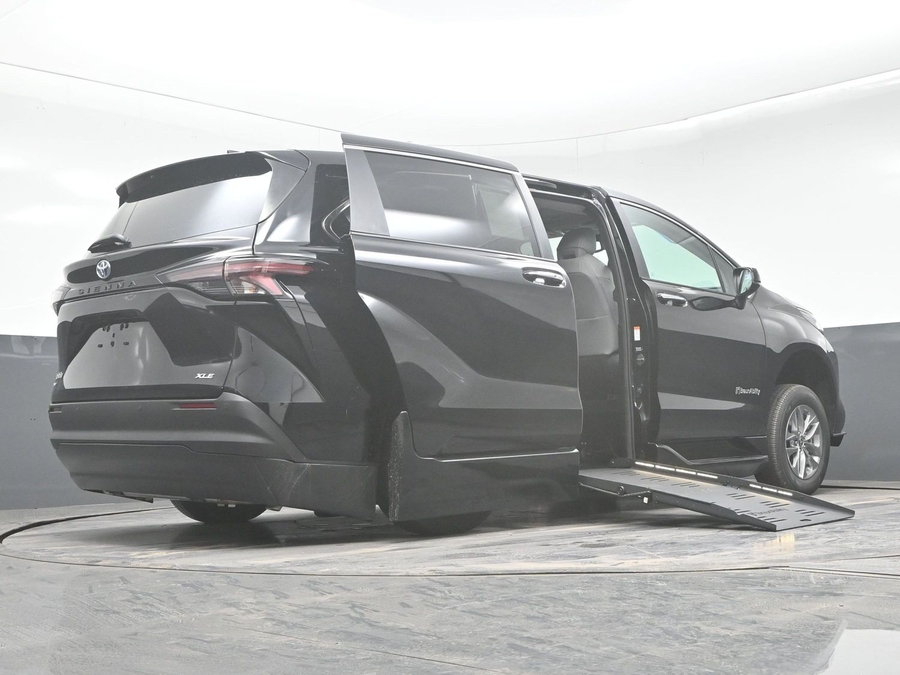 New 2025 Toyota Sienna Hybrid XLE Base - BraunAbility Side Entry Entry Fold Out Automatic Ramp