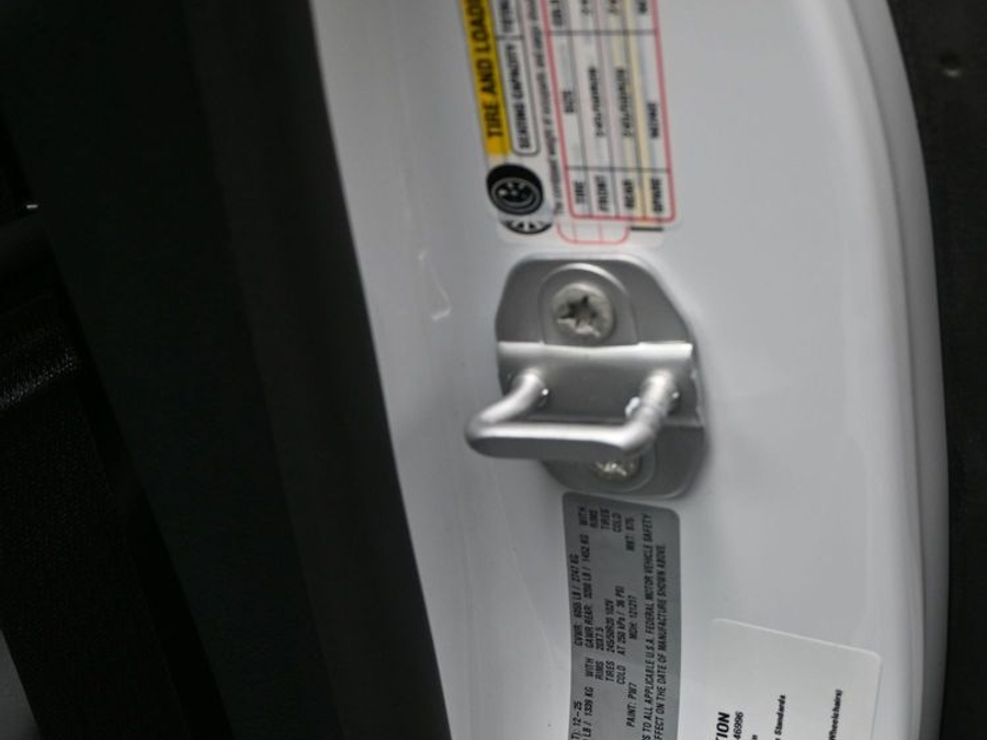 White Chrysler Pacifica image number 13