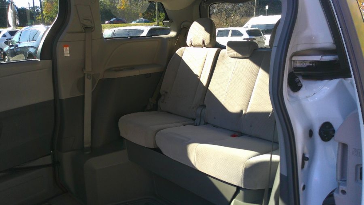 2017 TOYOTA SIENNA - Image 15