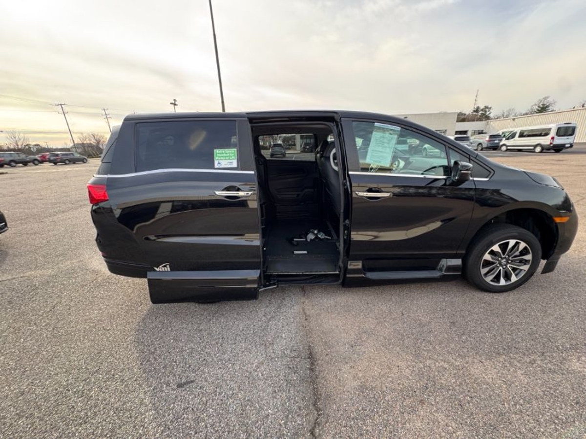 Black Honda Odyssey image number 2