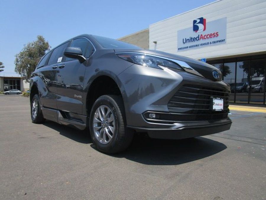 New 2025 Toyota Sienna Hybrid XLE Plus - BraunAbility Side Entry Entry In Floor Automatic Ramp