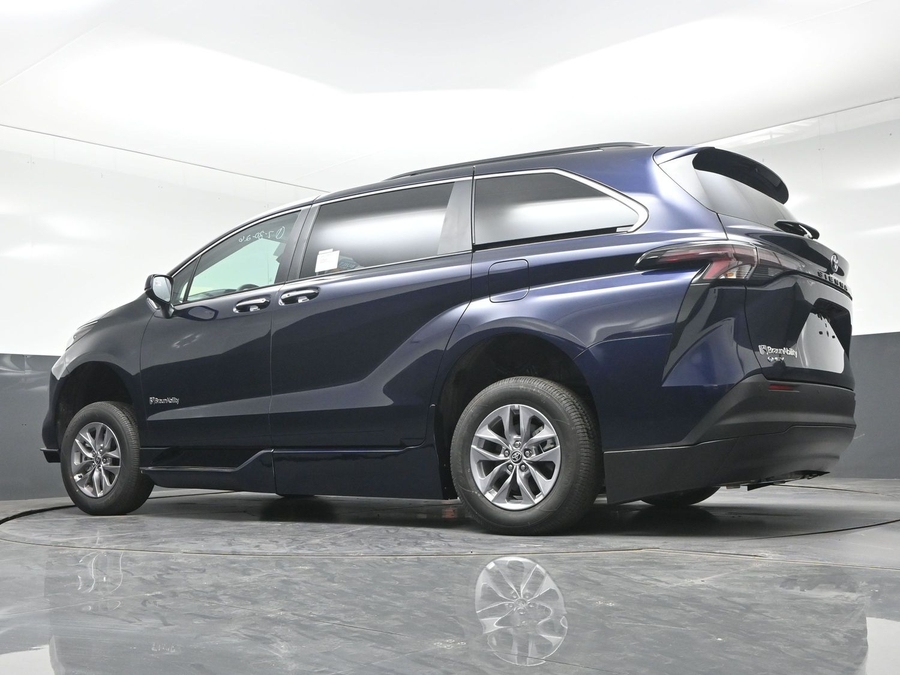 2026 Toyota Sienna XLE - Photo 17