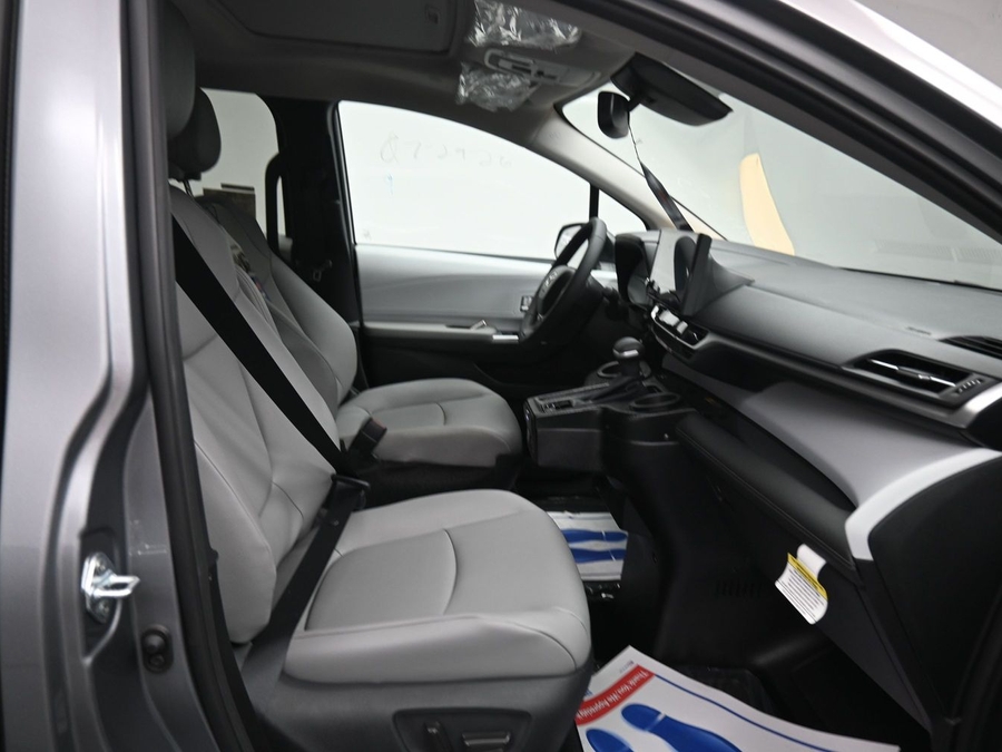 New 2026 Toyota Sienna Hybrid XLE Base - BraunAbility Side Entry Fold Out Automatic Ramp