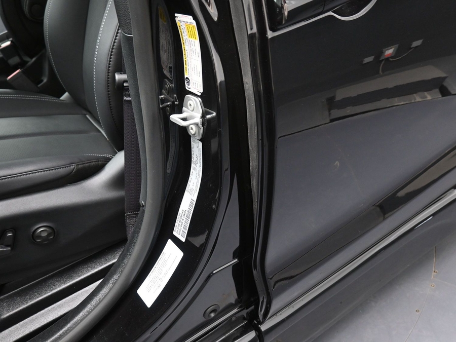 Black Chrysler Pacifica image number 16