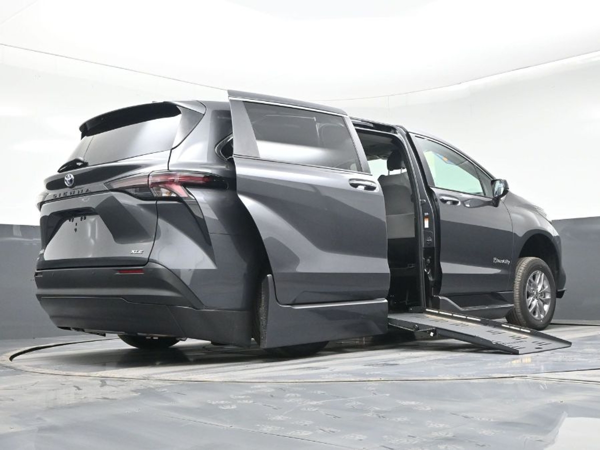 2025 TOYOTA SIENNA - Image 8