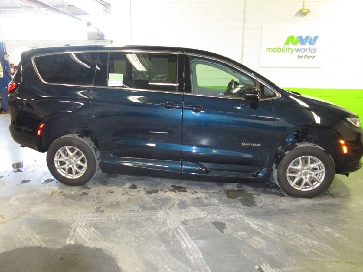 Blue Chrysler Pacifica image number 3