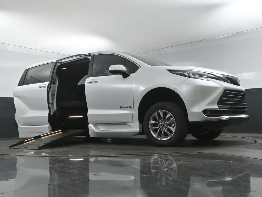 New 2025 Toyota Sienna Hybrid XLE Plus - BraunAbility Side Entry Entry Fold Out Automatic Ramp
