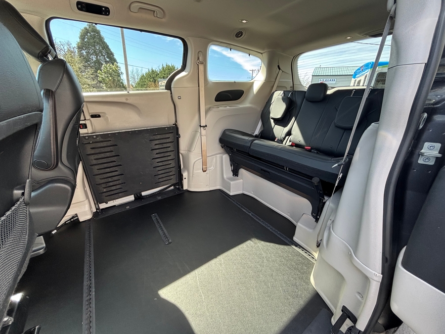Used 2019 Chrysler Pacifica Touring L - BraunAbility Side Entry Entry Fold Out Automatic Ramp