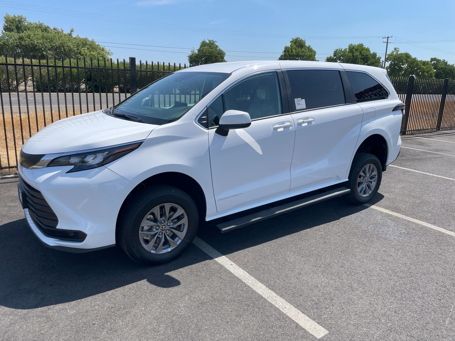 New 2026 Toyota Sienna Hybrid LE DRIVER/PASSENGER MID SWIVEL SEATS - Vantage Mobility Rear Entry Entry Fold Out Manual Ramp
