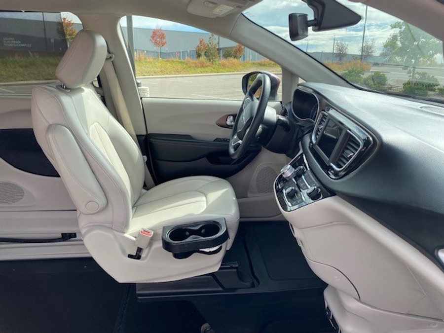 Used 2021 Chrysler Voyager LXi - BraunAbility Side Entry Entry Fold Out Automatic Ramp