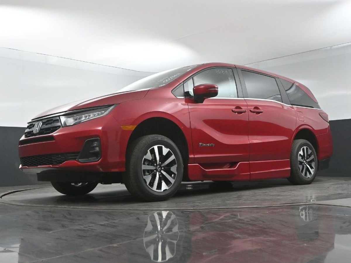 Red Honda Odyssey image number 18