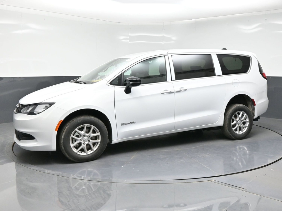 2026 Chrysler Voyager's photo