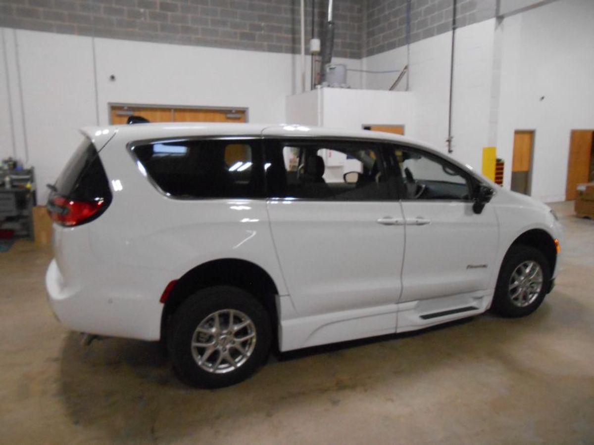 White Chrysler Pacifica image number 8