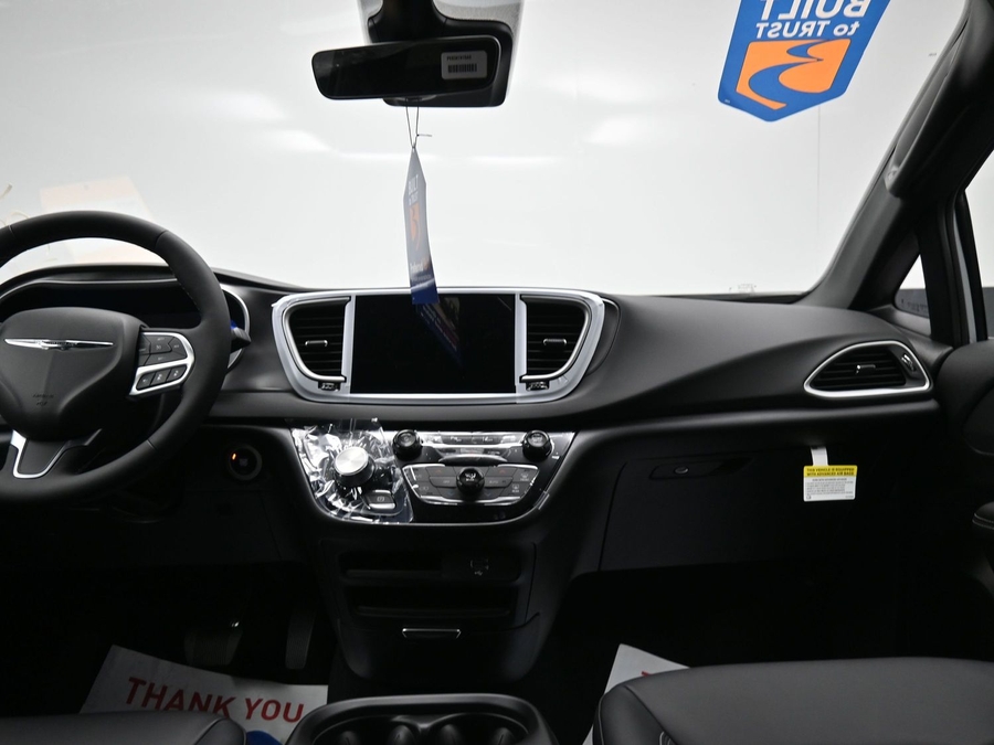 Silver Chrysler Voyager image number 13