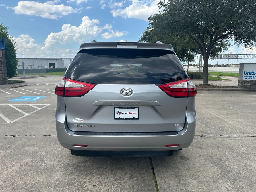 Used 2018 Toyota Sienna LE - BraunAbility Side Entry Entry Fold Out Automatic Ramp