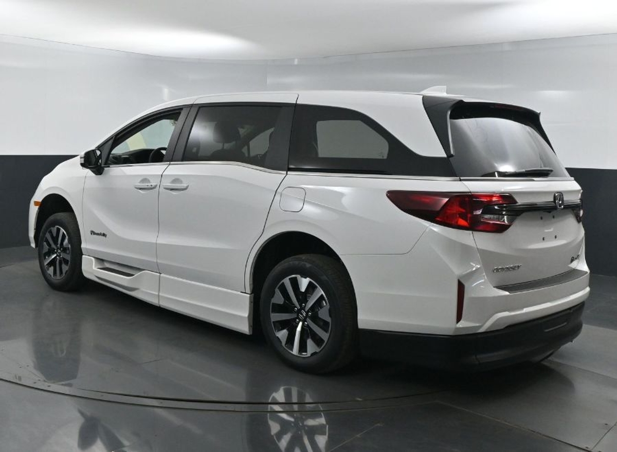 White Honda Odyssey image number 5