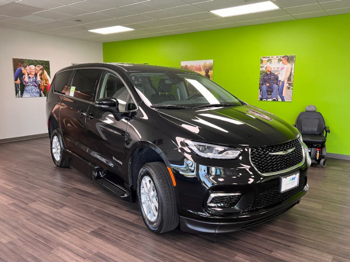 2023 CHRYSLER PACIFICA - Image 11