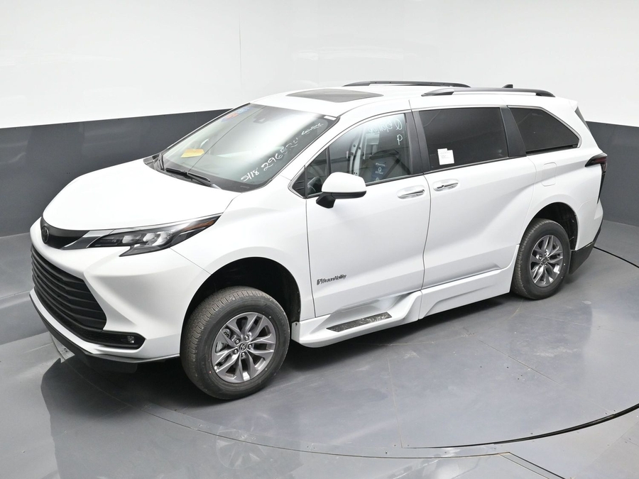 New 2026 Toyota Sienna Hybrid XLE Add - BraunAbility Side Entry Entry In Floor Automatic Ramp