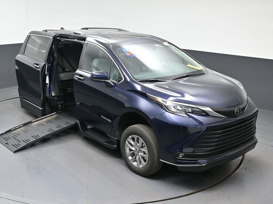New 2026 Toyota Sienna Hybrid XLE Base - BraunAbility Side Entry Fold Out Automatic Ramp