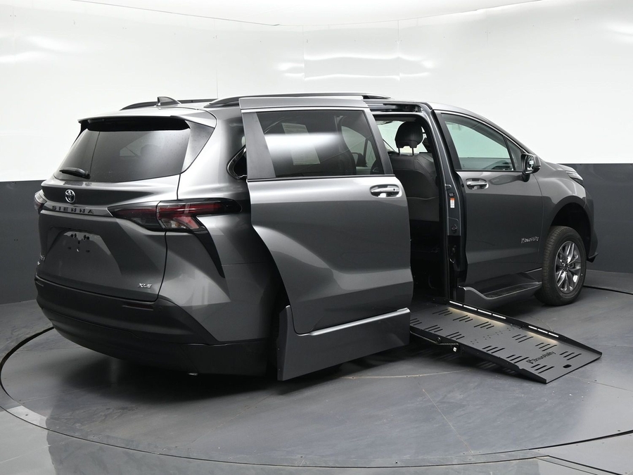 New 2026 Toyota Sienna Hybrid XLE Add - BraunAbility Side Entry Fold Out Automatic Ramp