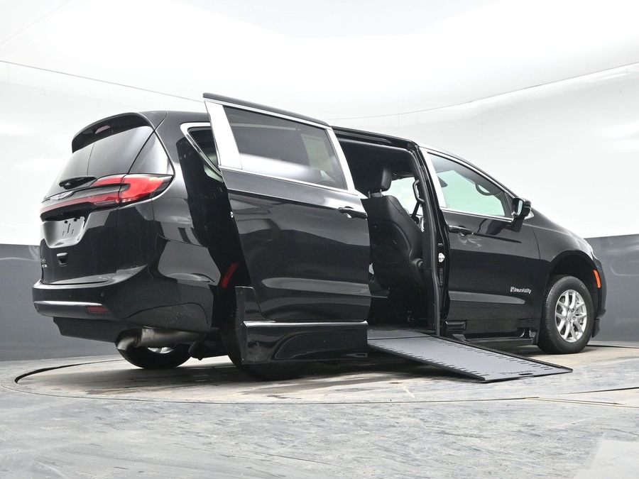 Black Chrysler Pacifica image number 21