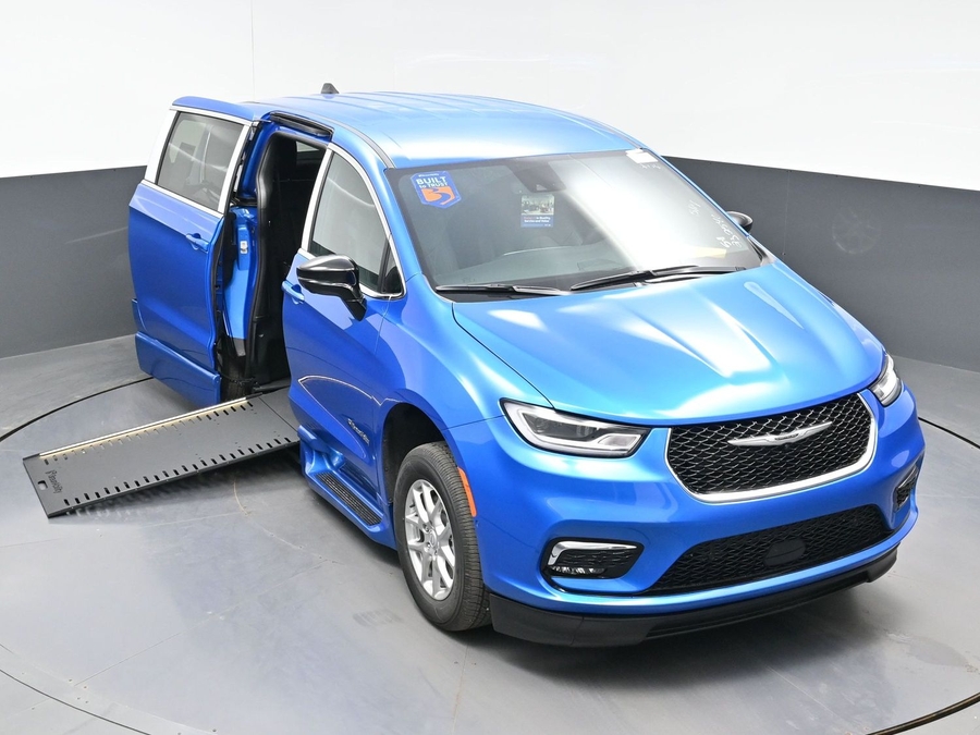 Blue Chrysler Pacifica image number 19