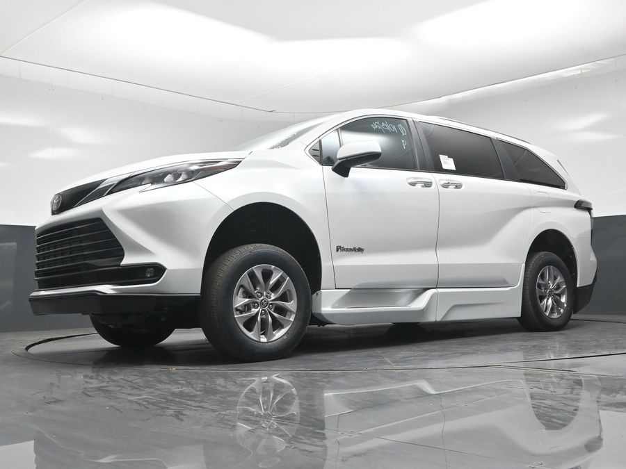 New 2026 Toyota Sienna Hybrid XLE Base - BraunAbility Side Entry Fold Out Automatic Ramp