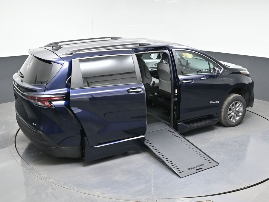 Blue Toyota Sienna image number 22