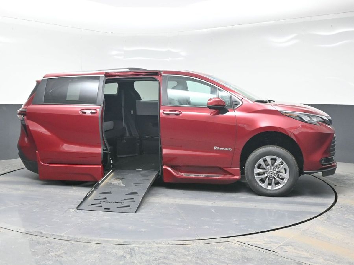 2025 Toyota Sienna XLE's photo