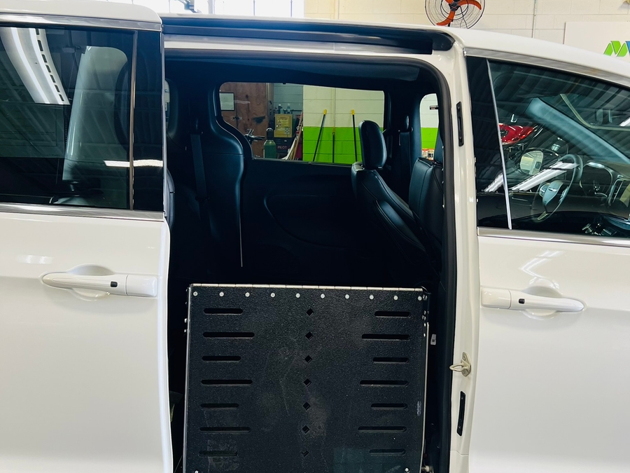 White Chrysler Pacifica image number 13