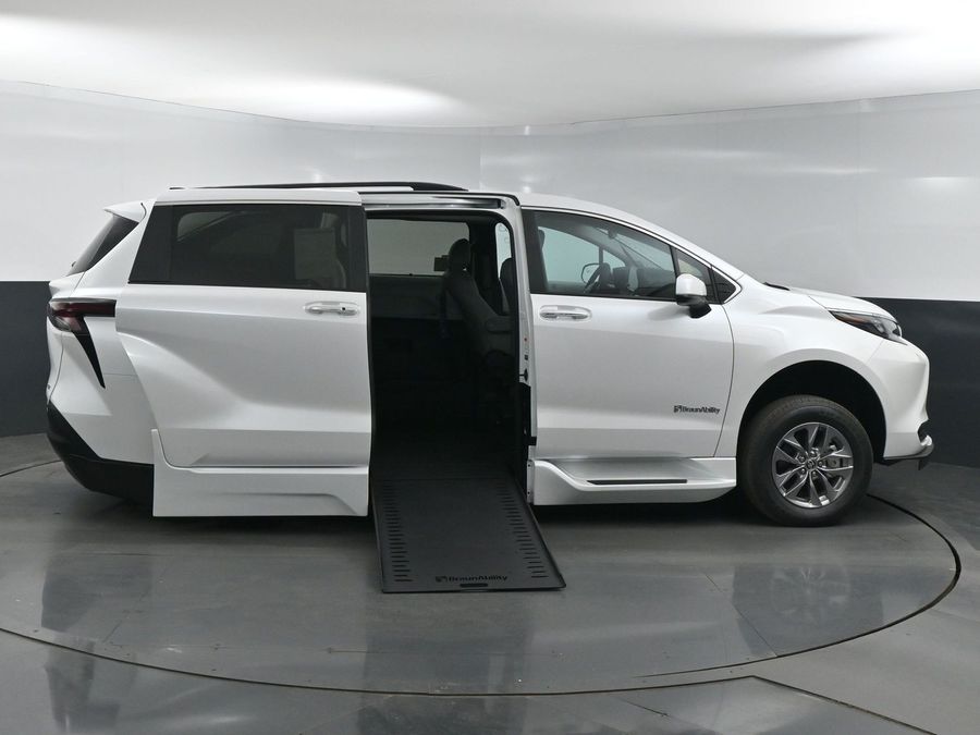 New 2025 Toyota Sienna Hybrid XLE Plus - BraunAbility Side Entry Entry In Floor Automatic Ramp