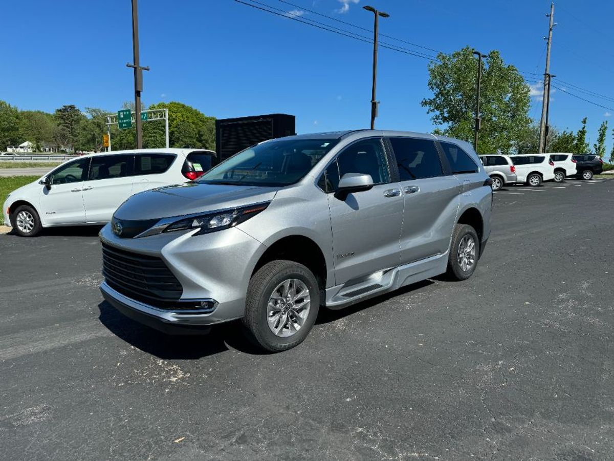 Silver Toyota Sienna image number 2