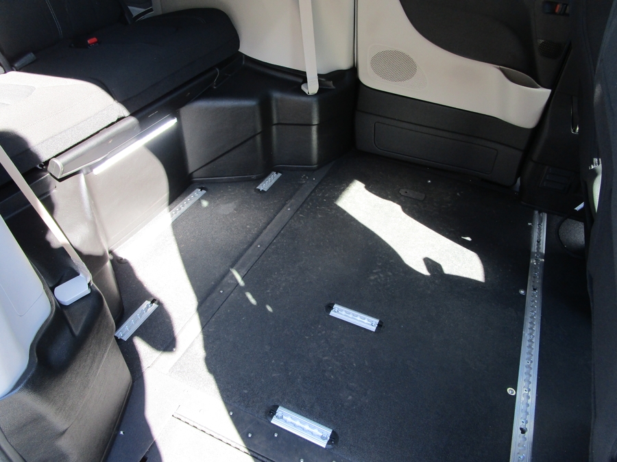 White Chrysler Voyager image number 6