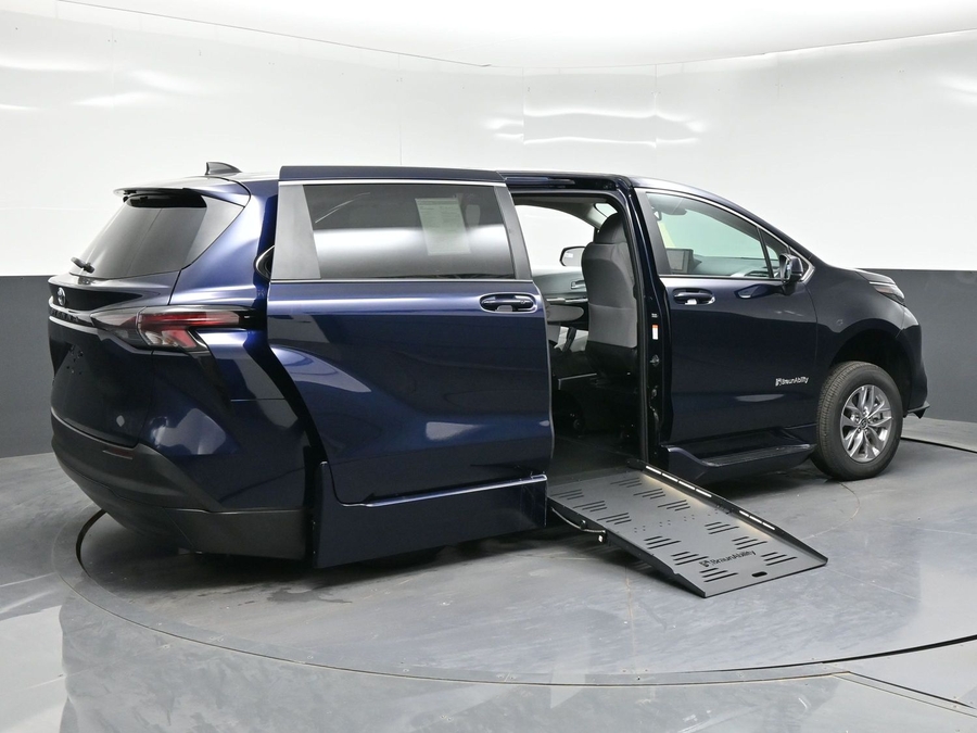 New 2026 Toyota Sienna Hybrid LE - BraunAbility Side Entry Fold Out Automatic Ramp