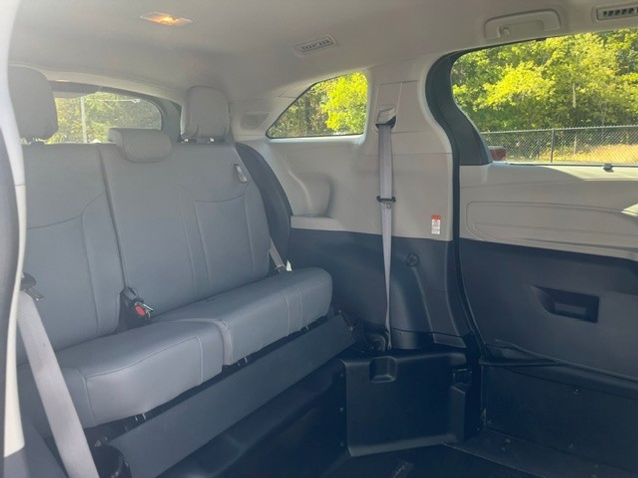 2023 Toyota Sienna XLE - Photo 11