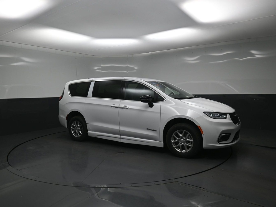 White Chrysler Pacifica image number 15