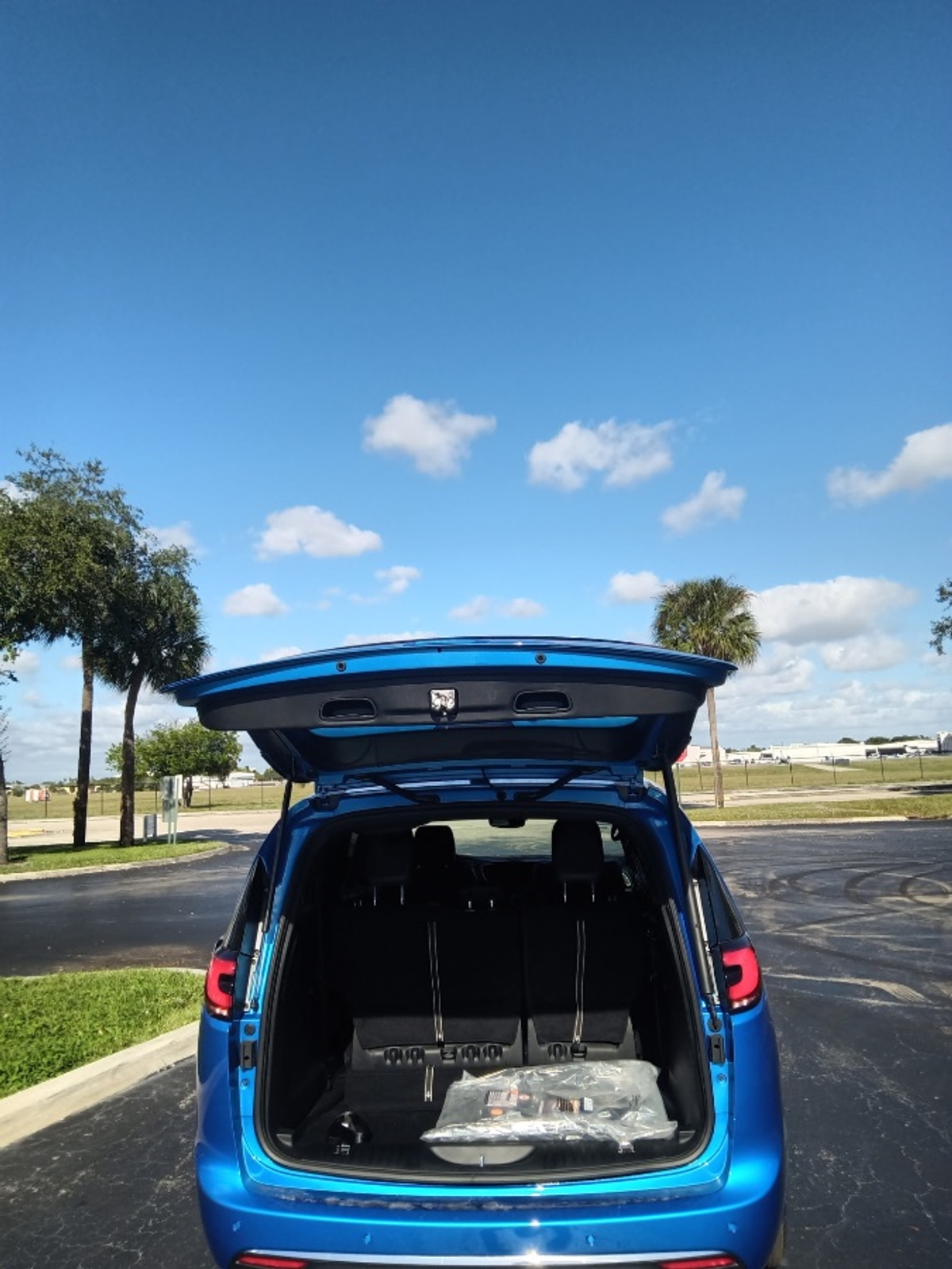 Blue Chrysler Pacifica image number 9